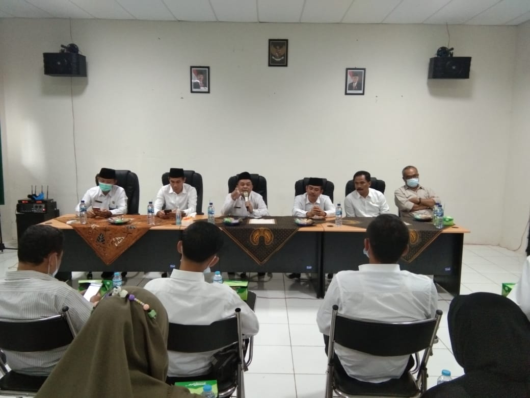 Kepala Kantor Kemenag Lebak H. Badrusalam Saat Memberikan sambutan pada Kegiatan pembinaan Satker MTsN 3 dan 5 Lebak